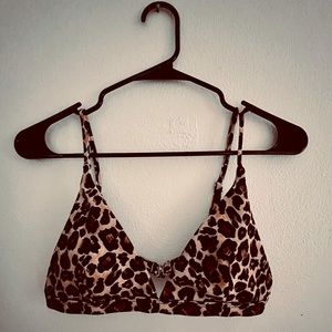 Cheetah print bikini top. Metal clasp on back & adjustable straps. Size medium.